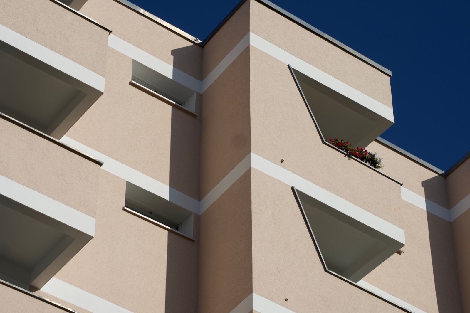 Fassade eines Wohngebäudes in Berlin; Stockfoto.